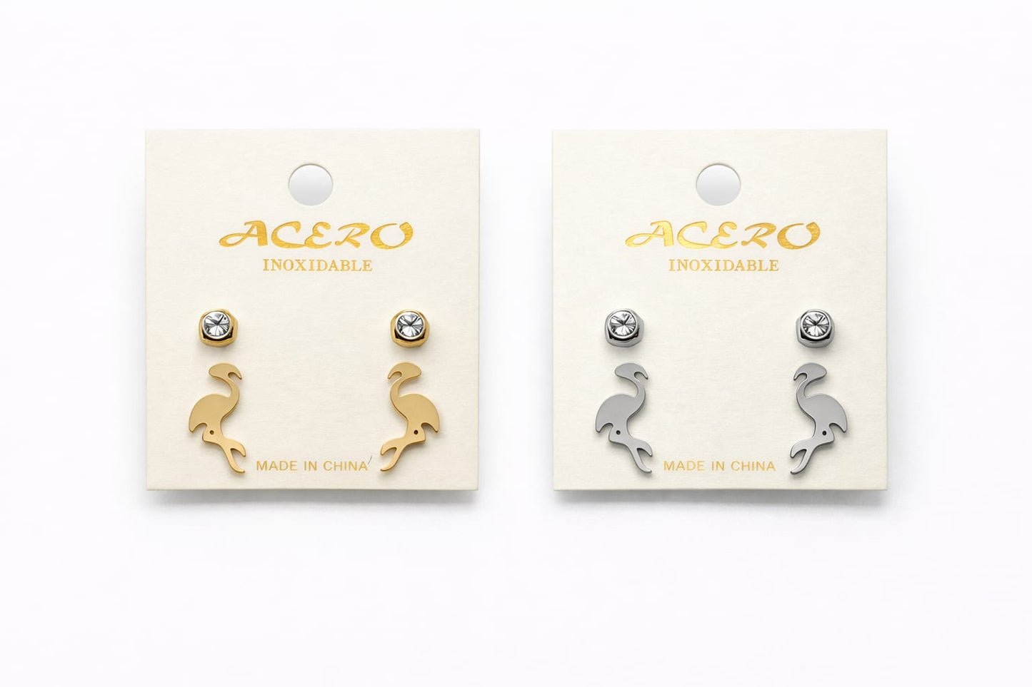 Juego de aretes de flamenco y de botón con circonitas en acero inoxidable.