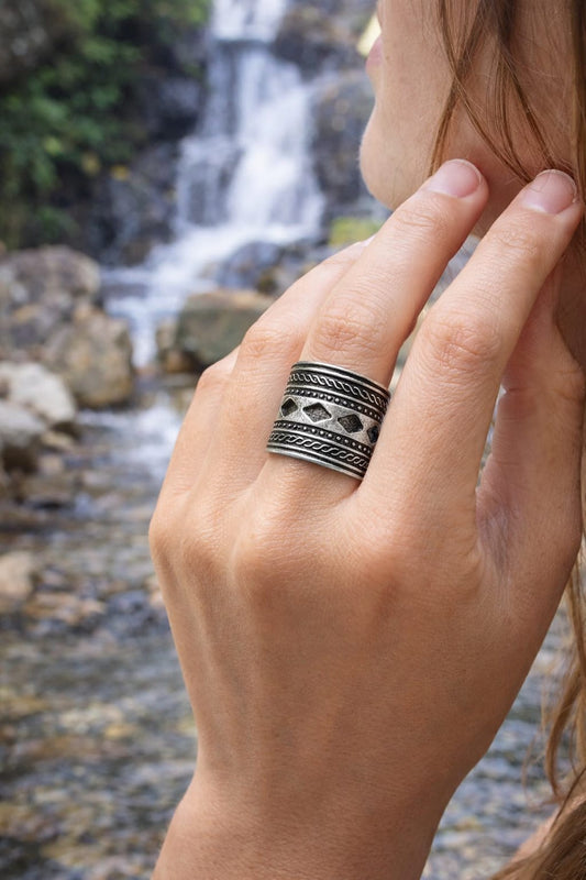 Anillos de banda ancha diseños tribales