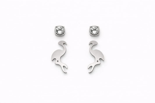 Juego de aretes de flamenco y de botón con circonitas en acero inoxidable.