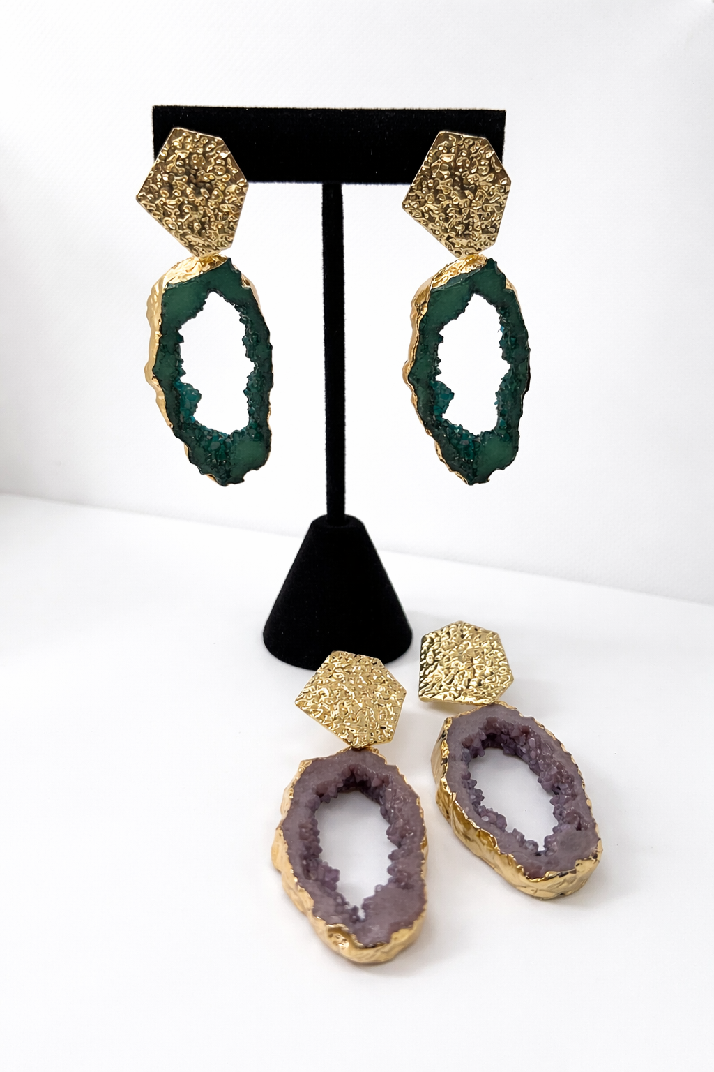 Aretes tipo geoda con acabado dorado ✨