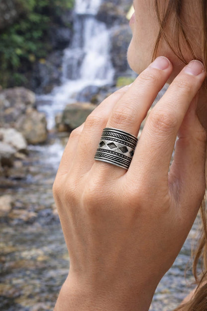Anillos de banda ancha diseños tribales