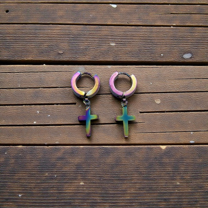 Aretes tipo huggie con cruz en acero inoxidable