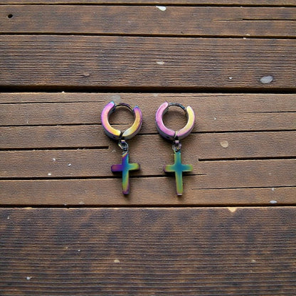 Aretes tipo huggie con cruz en acero inoxidable