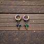 Aretes tipo huggie con cruz en acero inoxidable
