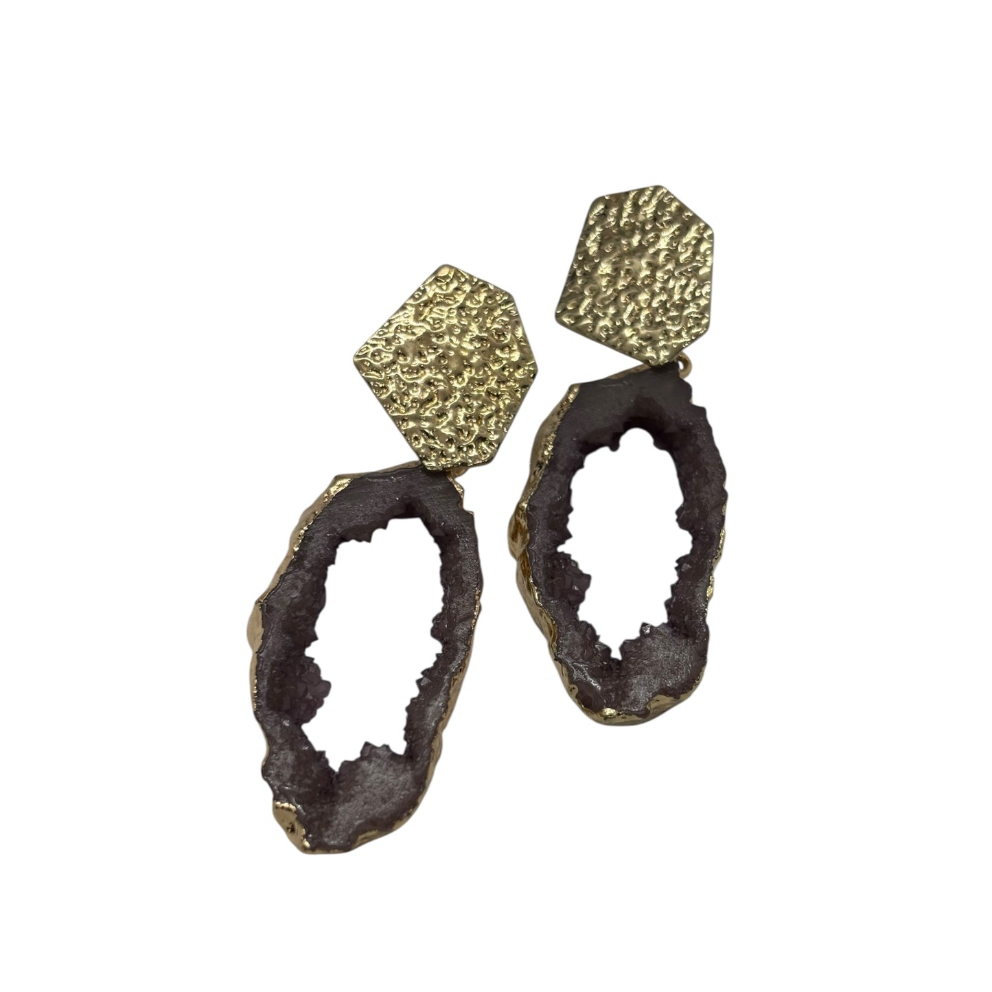 Aretes tipo geoda con acabado dorado ✨