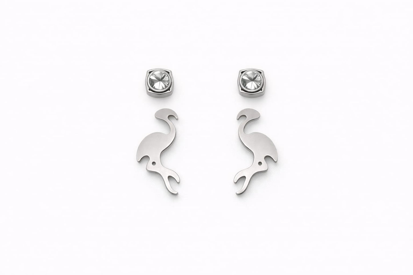 Juego de aretes de flamenco y de botón con circonitas en acero inoxidable. 
