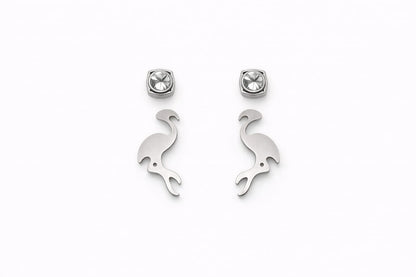 Juego de aretes de flamenco y de botón con circonitas en acero inoxidable. 