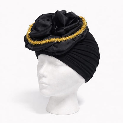 Turbante elegante con flor superior